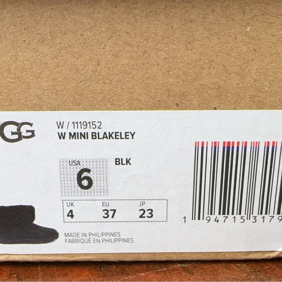 UGG. Black W mini Blakely. Women’s 7. Youth 6. Never worn!!! - Picture 5 of 5